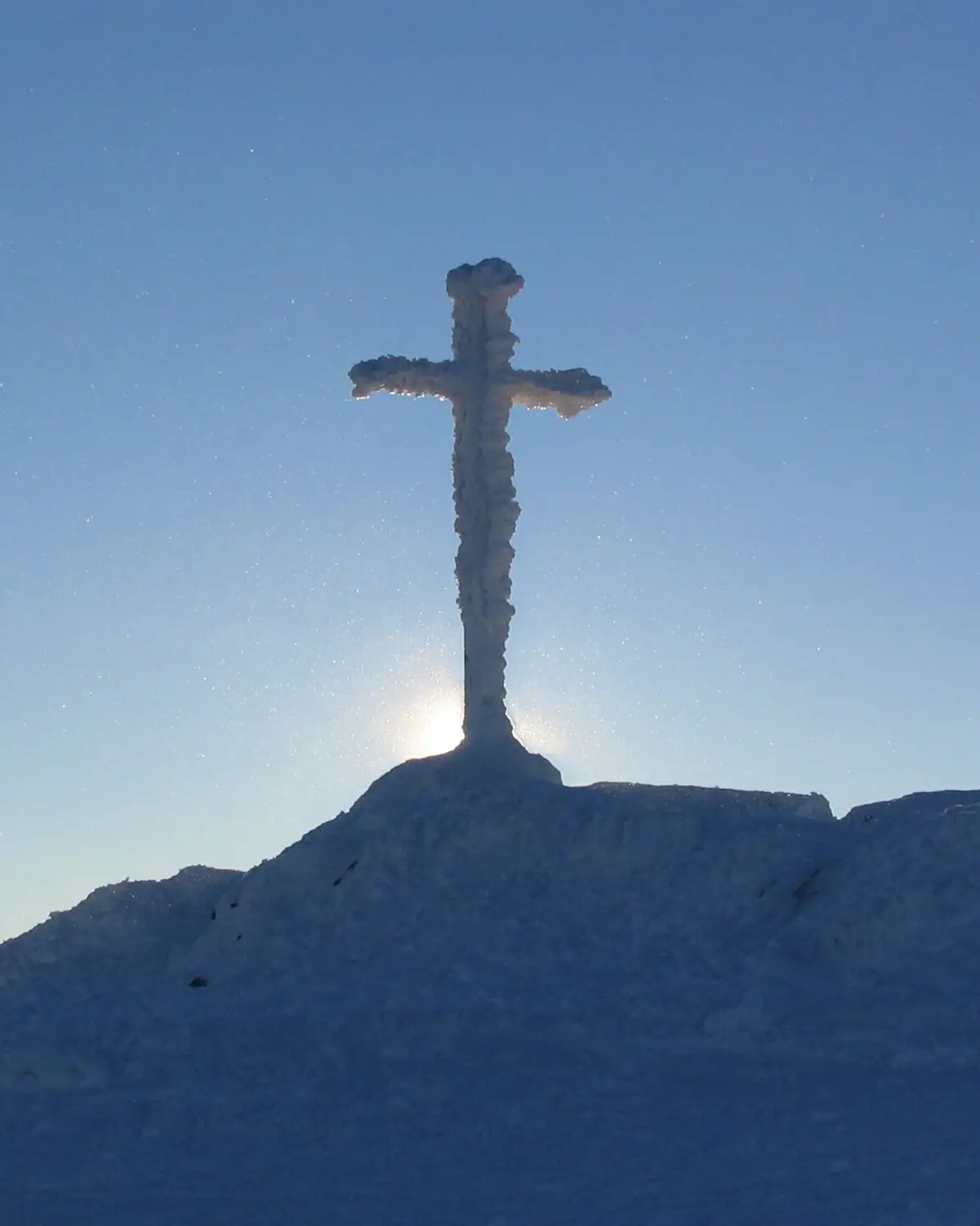 Vereistes Gipfelkreuz am Großen Arber an einem kalten Februarmorgen